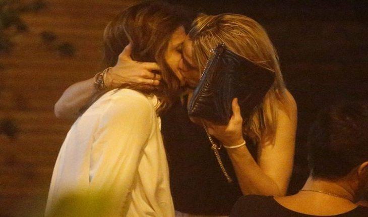 Fernanda Gentili e jornalista Priscila Montadon se beijando durante aniversário de 30 anos de Fernanda