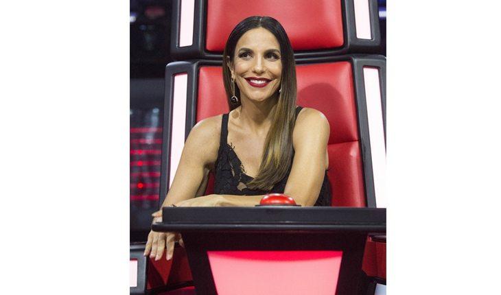 Na foto está Ivete Sangalo sentada na cadeira do The Voice.