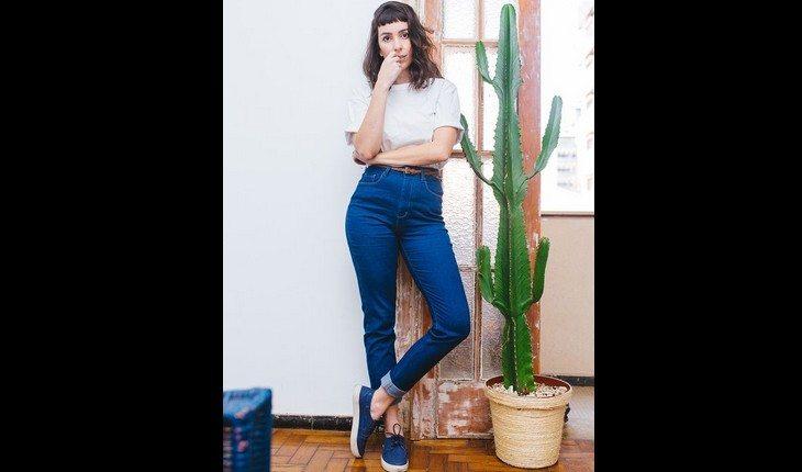 Jeans cintura alta: veja inspirações para usar a peça em qualquer ocasião