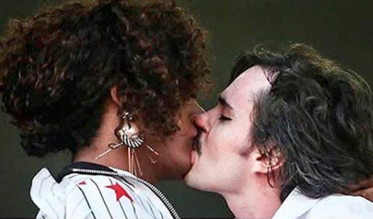 Rock in Rio. Na foto, Jhonny Hooker e Liniker se beijando