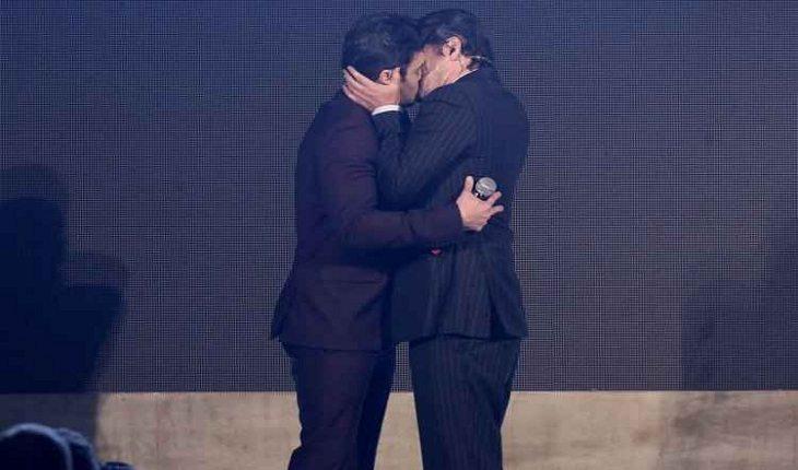 Marcelo Serrado e Marcos Veras dando um beijo selinho surante premiação Men of the year