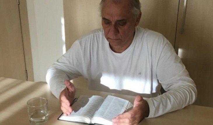 Marcelo Rezende com a bíblia na mão