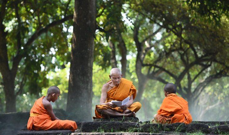 monge budista ensinando crianças