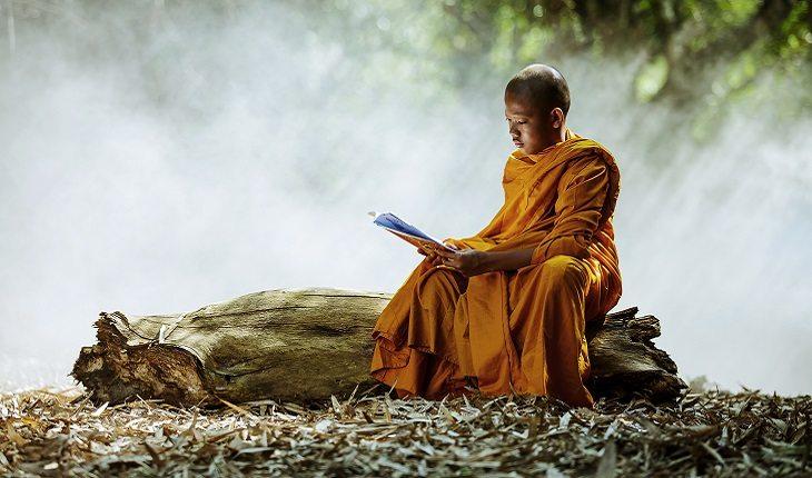 Menino, monge, lendo