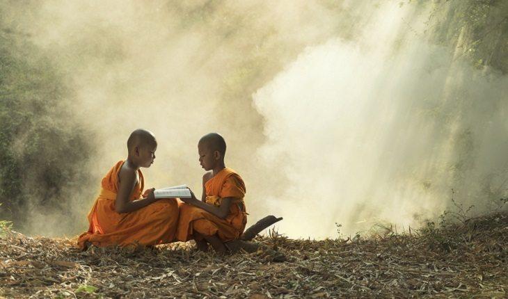 monges budistas crianças