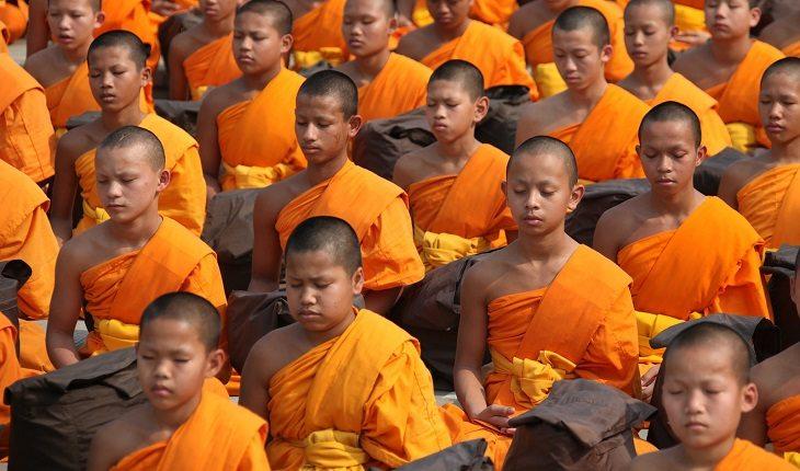 monges sentados meditando