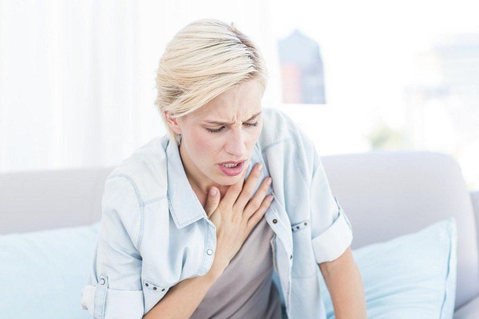 A fibrose pulmonar idiopática causa sintomas como falta de ar e tosse.