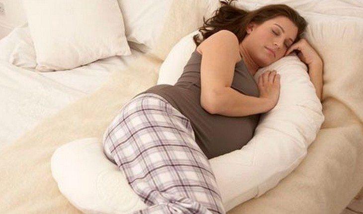 Mulher dormindo no travesseiro