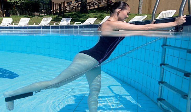 O pilates na água ajuda a emagrecer e traz uma série de benefícios à saúde!