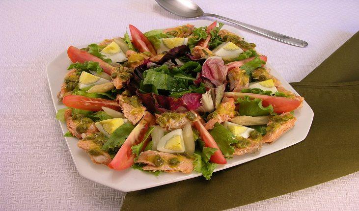 Existem diversos ingredientes saudáveis que podem ser acrescentados às saladas contra a glicemia