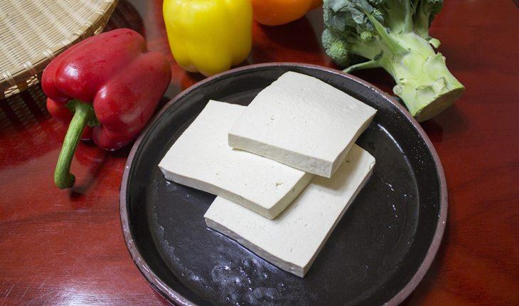 Na foto há um pratinho com tofu