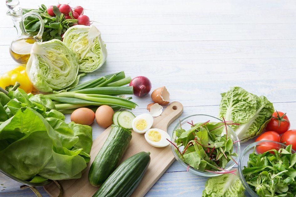É possível fazer receitas variadas com as verduras, desde saladas até pratos quentes. 