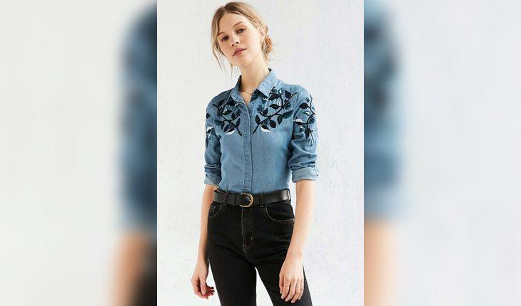 bordados de flores em camisa jeans sãos as novas formas de repaginar o clássico do guarda roupa