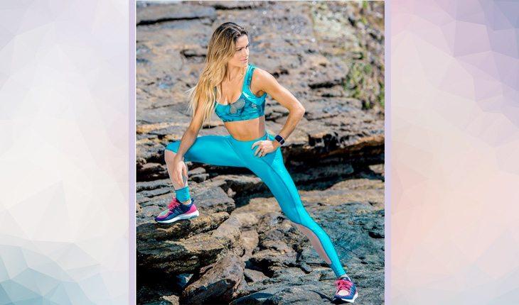 Moda fitness. Na foto, uma mulher com um look de academia monocromático azul
