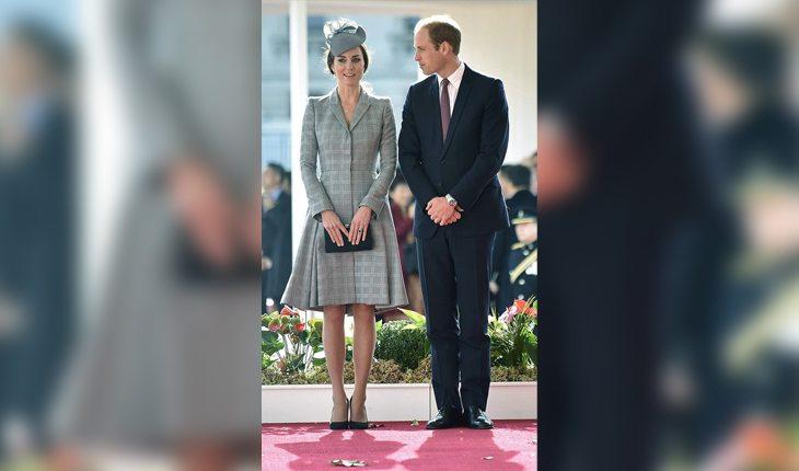 Kate Middleton usa vestido acinturado com estampa xadrez príncipe de gales em evento da família britânica real