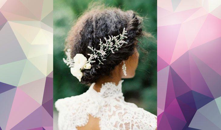 Acessório para cabelo. Na foto, mulher vestida de noiva e com arranjo de flores no cabelo