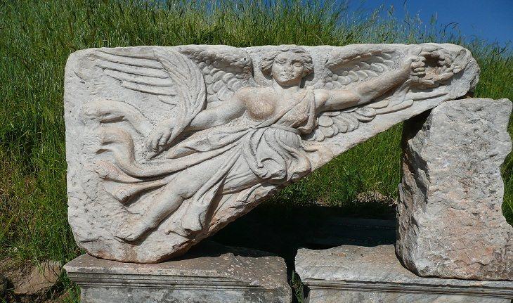Fotografia de uma escultura em relevo da deusa Nice - deuses