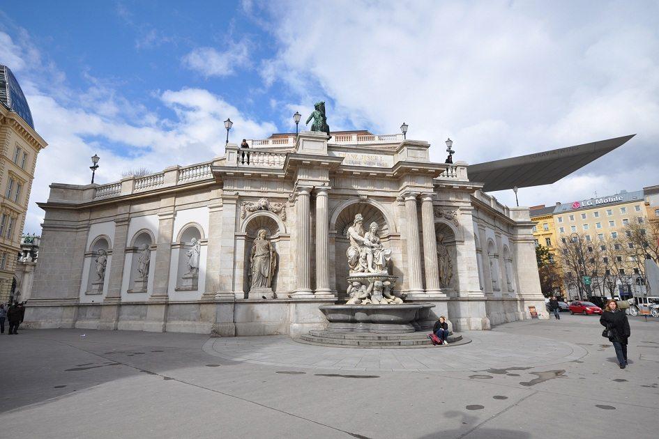 Foto da fachada do Museu Albertina, em Viena, Áustria.