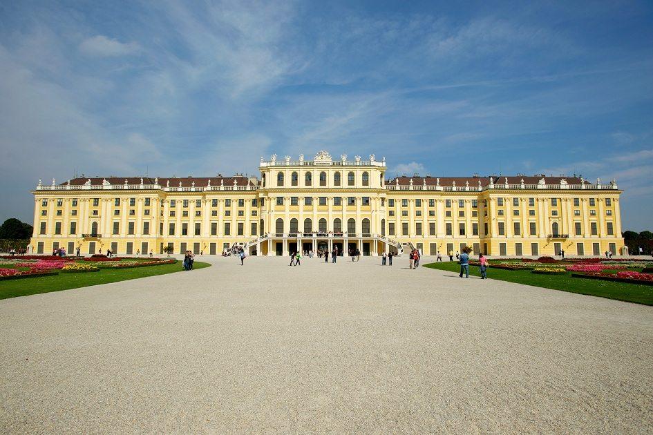 Vista frontal do Schloss Schoenbrunn, palácio de Viena, na Áustria.