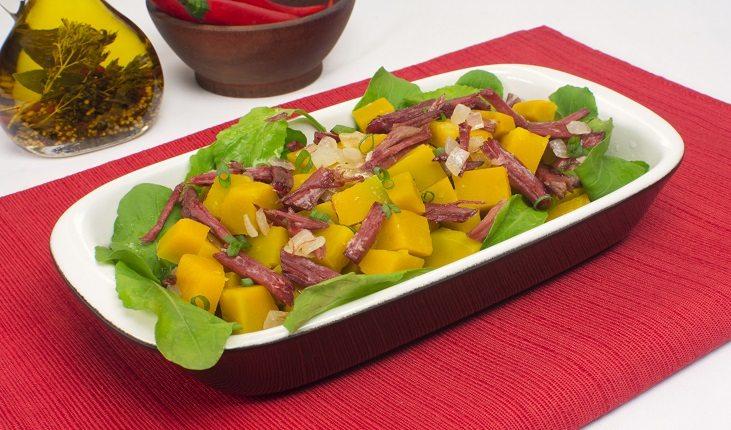 As saladas com abóbora são ideais para deixar a refeição mais saborosa e saudável!