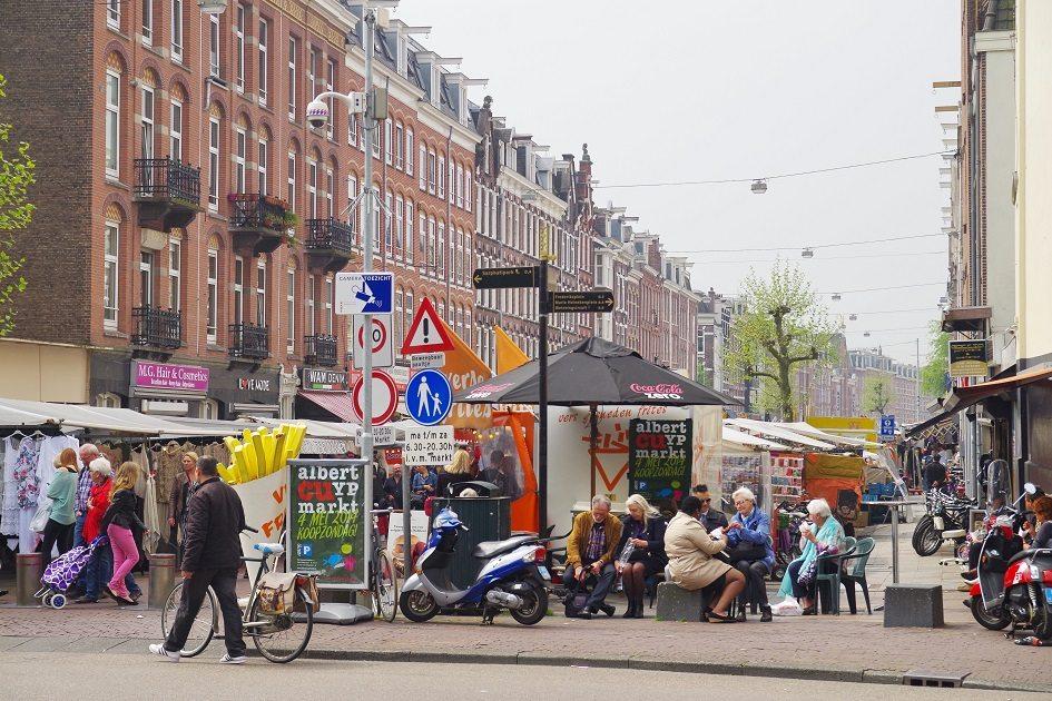 Foto de um quarteirão do Albert Cuypmarkt, em Amsterdã, Holanda.