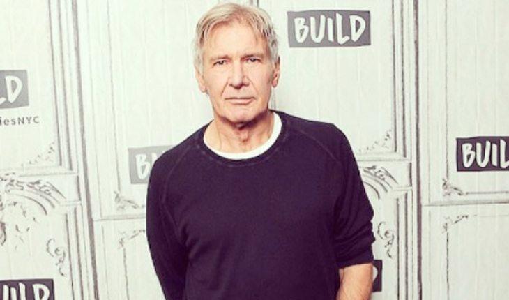 Famosos que têm TOC. Na foto, o ator Harrison Ford de camiseta manga longa preta e calça jeans