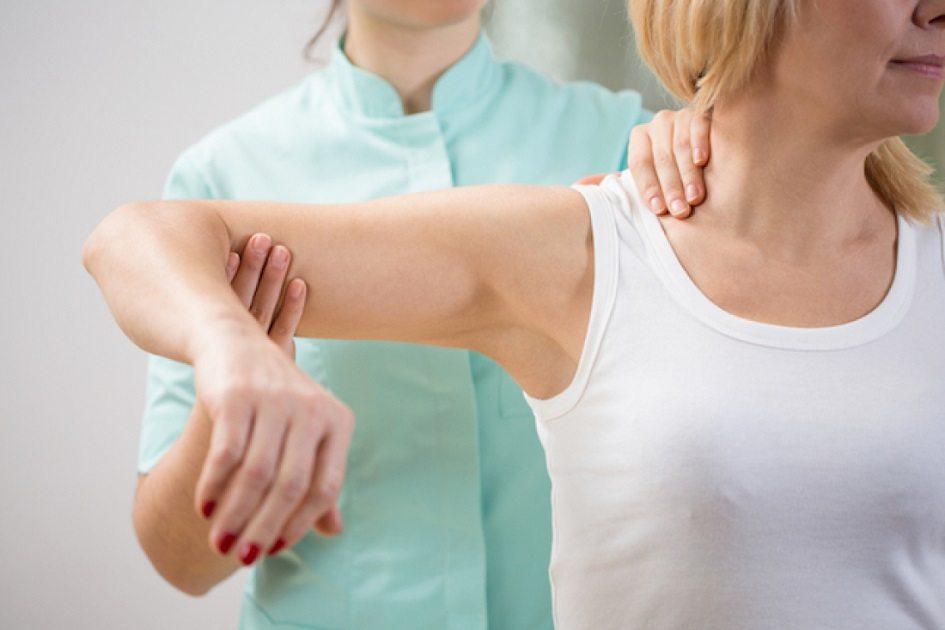 Sessões de fisioterapia podem ajudar a amenizar as dores da LER.