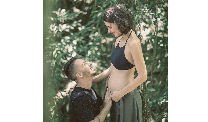 Na foto estão Junior Lima e Monica Benini em uma foto no início da gravidez.