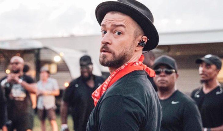 Famosos que têm TOC. Na foto, o cantor Justin Timberlake de chapéu e lenço vermelho amarrado no pescoço