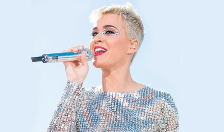 Famosos que têm TOC. Na foto, a cantora Katy Perry cantando com um microfone