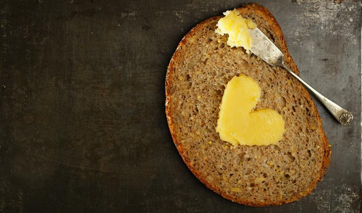 Pão australiano com manteiga em forma de coração