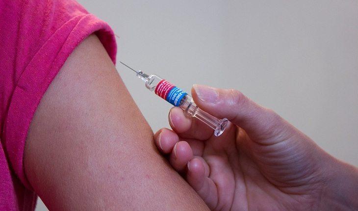 Na imagem, uma mulher recebe uma vacina no braço. Problemas ginecológicos.