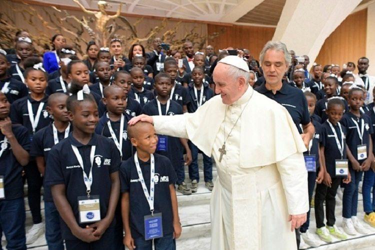 Na imagem, o papa francisco encontra várias crianças no vaticano. Proteção às crianças. 