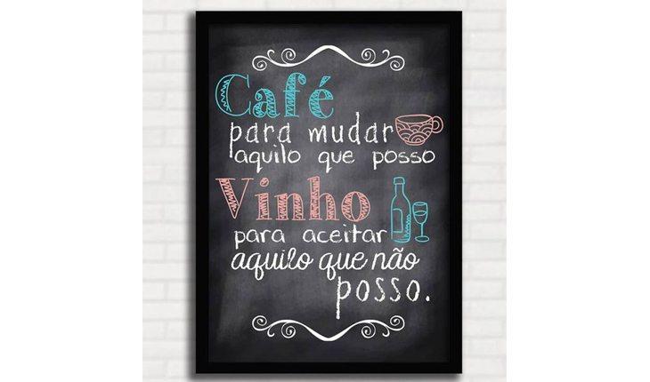 Na foto há um quadrinho de cozinha em que está escrito: Café para mudar aquilo que posso, vinho para aceitar aquilo que não posso.
