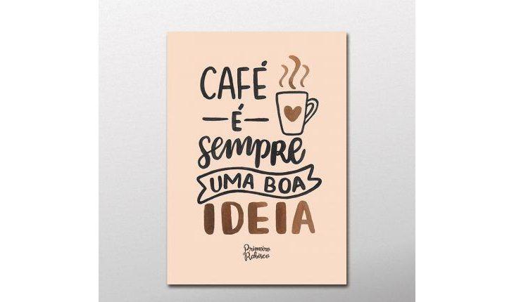 Na foto há um quadrinho de cozinha em que está escrito: Café é sempre uma boa ideia.