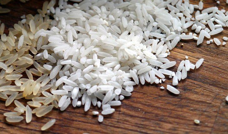 arroz cru na mesa