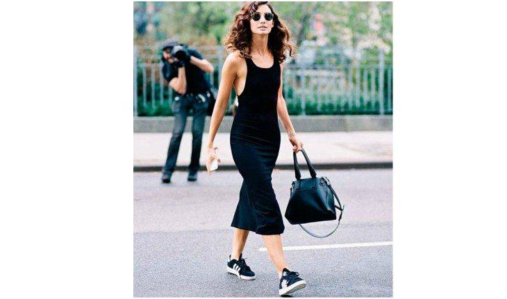 15 inspirações de looks com vestido preto básico para o dia a dia