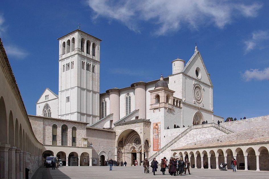 Fotografia da fachada da Basilica di San Francesco, na cidade de Assisi, Úmbria.