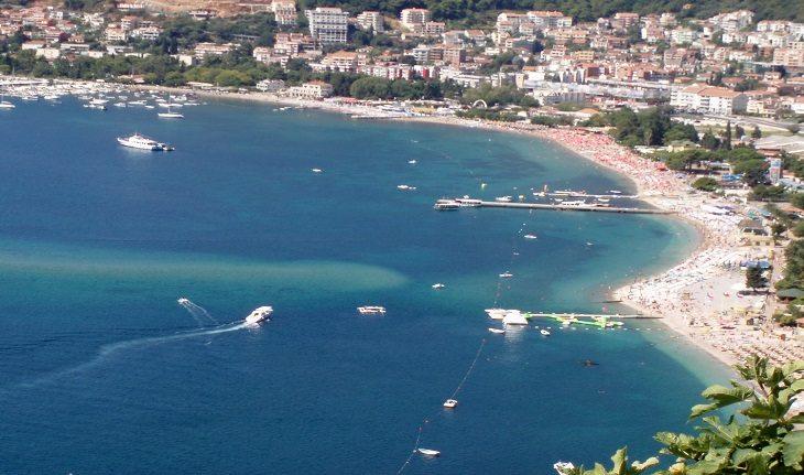 Verão, praia de Budva, em Montenegro.