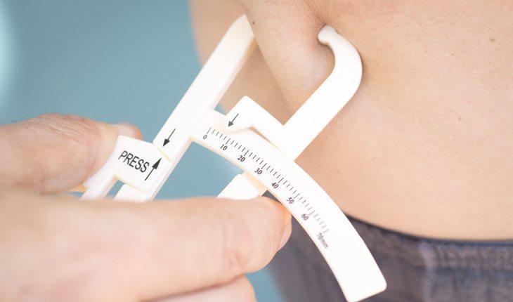 Mitos e Verdades sobre jejum. Na foto, um aparelho medindo a gordura corporal