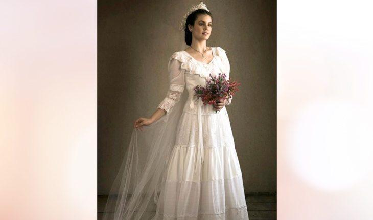Camila Queiroz com vestido de noiva rendado