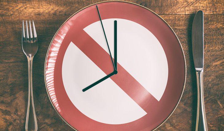 Mitos e Verdades sobre jejum. Na foto, um relógio em formato de prato com o símbolo de proibido