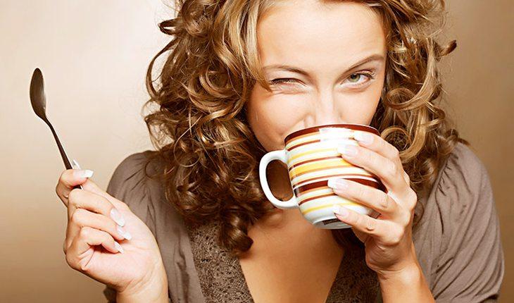 Mitos e Verdades sobre jejum. Na foto, uma mulher tomando um café