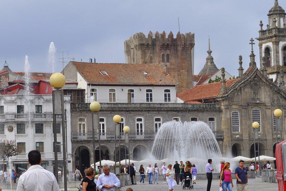 Imagem da Avenida Central da cidade de Braga, na região do Minho.
