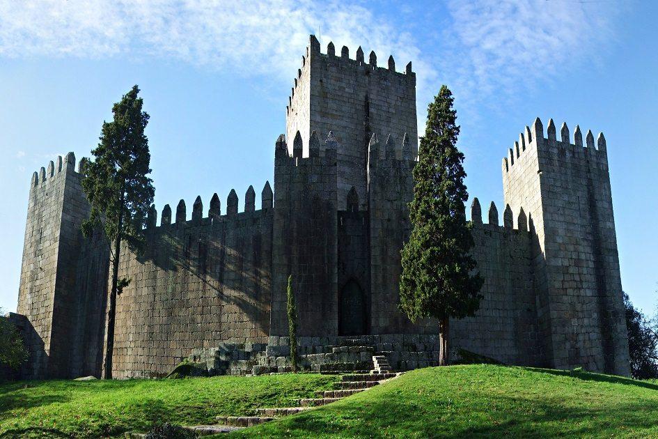Fotografia do Castelo de Guimarães, na região do Minho.