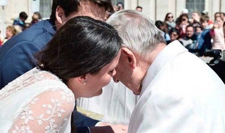 Na imagem, fala no ouvido do papa. Casamento abençoado.