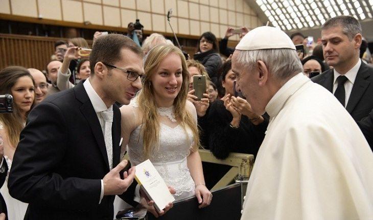 Na imagem, o casal conversa com o papa. Casamento abençoado.