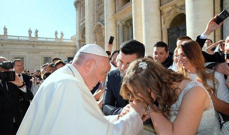 Na imagem, a noiva beija as mãos do papa. Casamento abençoado.