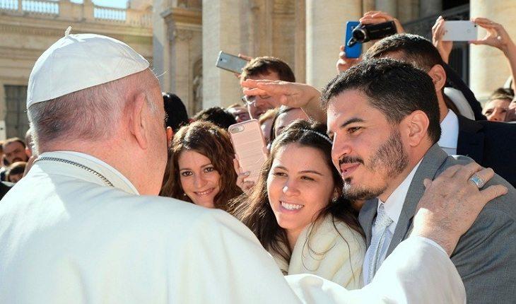 Na imagem, o papa conversa com os noivos. Casamento abençoado.
