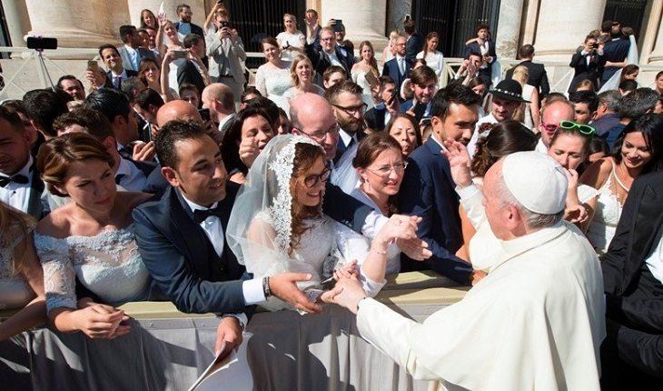 Na imagem, vários casais cumprimentam o papa. Casamento abençoado.
